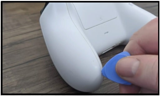Remove a grip cover on an Xbox One controller